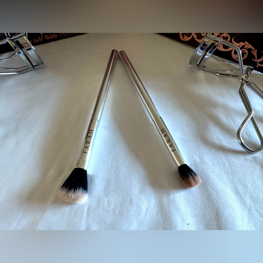 ❤️NWOT❤️F.A.R.A.H PROFESSIONAL MAKEUP BRUSHES❤️
❤️SET OF 2 BRUSHES❤️